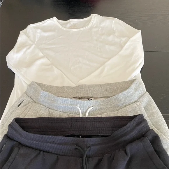 A Fundle! Basics bundle: 2 sweatpants/1 crewneck shirt - Picture 5 of 8